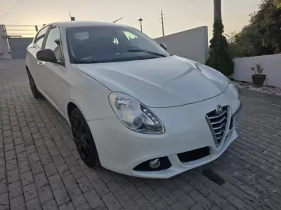 Alfa Romeo Giulietta 2015 - 13500 EUR, 148000 km - AUTO.MOTO.pt - 148000km - foto 15 de 49