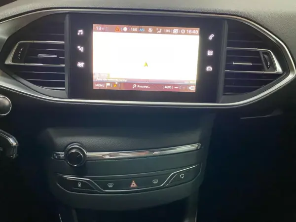 Peugeot 308 SW 2019 - 12450 EUR, 65800 km - AUTO.MOTO.pt - 65800km - foto 12 de 19