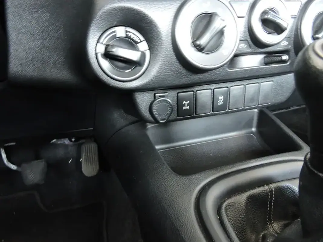 Toyota Hilux 2018 - 31500 EUR, 212452 km - 212452km - foto 9 de 11