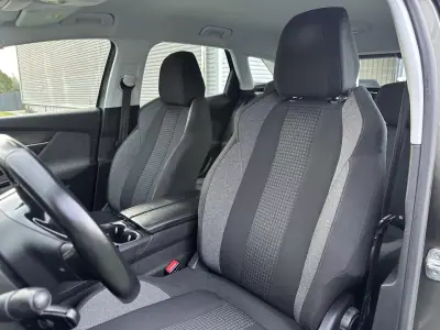 Peugeot 3008 2019 - 13900 EUR, 180000 km - AUTO.MOTO.pt - 180000km - foto 25 de 45