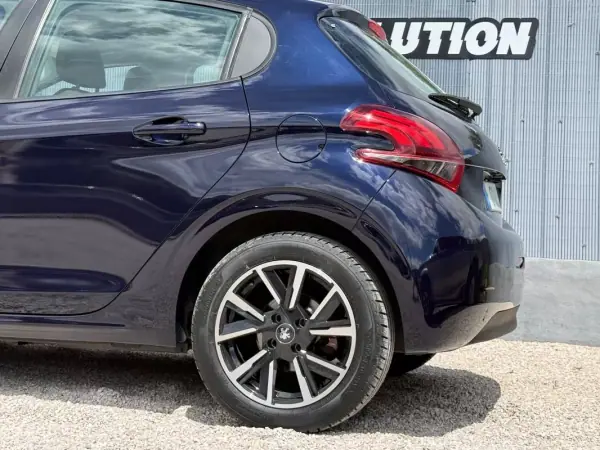 Peugeot 208 2015 - 9450 EUR, 145000 km - AUTO.MOTO.pt - 145000km - foto 10 de 15