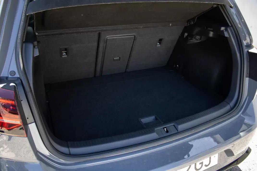Volkswagen Golf 2019 - 27999 EUR, 121000 km - AUTO.MOTO.pt - 121000km - foto 40 de 40