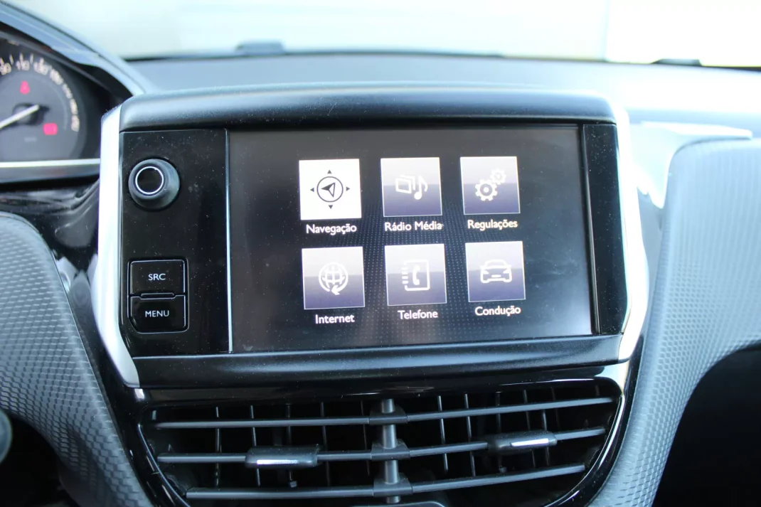 Peugeot 2008 2015 - 10500 EUR, 148600 km - AUTO.MOTO.pt - 148600km - foto 17 de 19