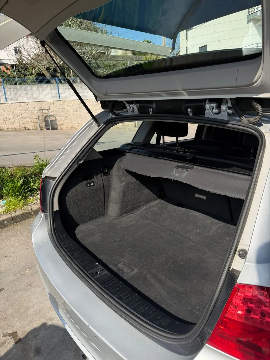 BMW 318 2010 - 8750 EUR, 233000 km - AUTO.MOTO.pt - 233000km - foto 6 de 10