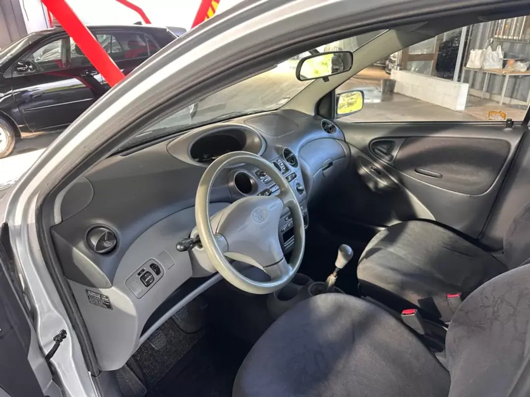 Toyota Yaris 2002 - 6750 EUR, 195843 km - AUTO.MOTO.pt - 195843km - foto 7 de 8