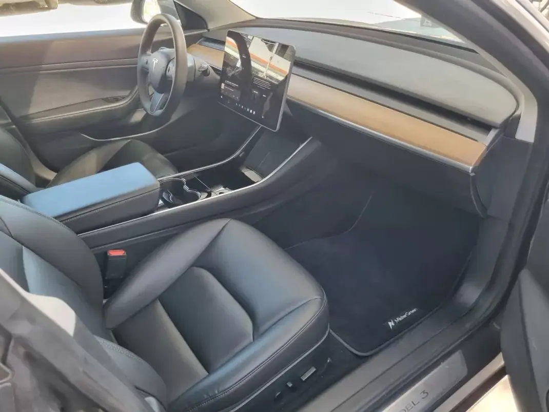 Tesla Model 3 2020 - 24900 EUR, 64000 km - 64000km - foto 11 de 16