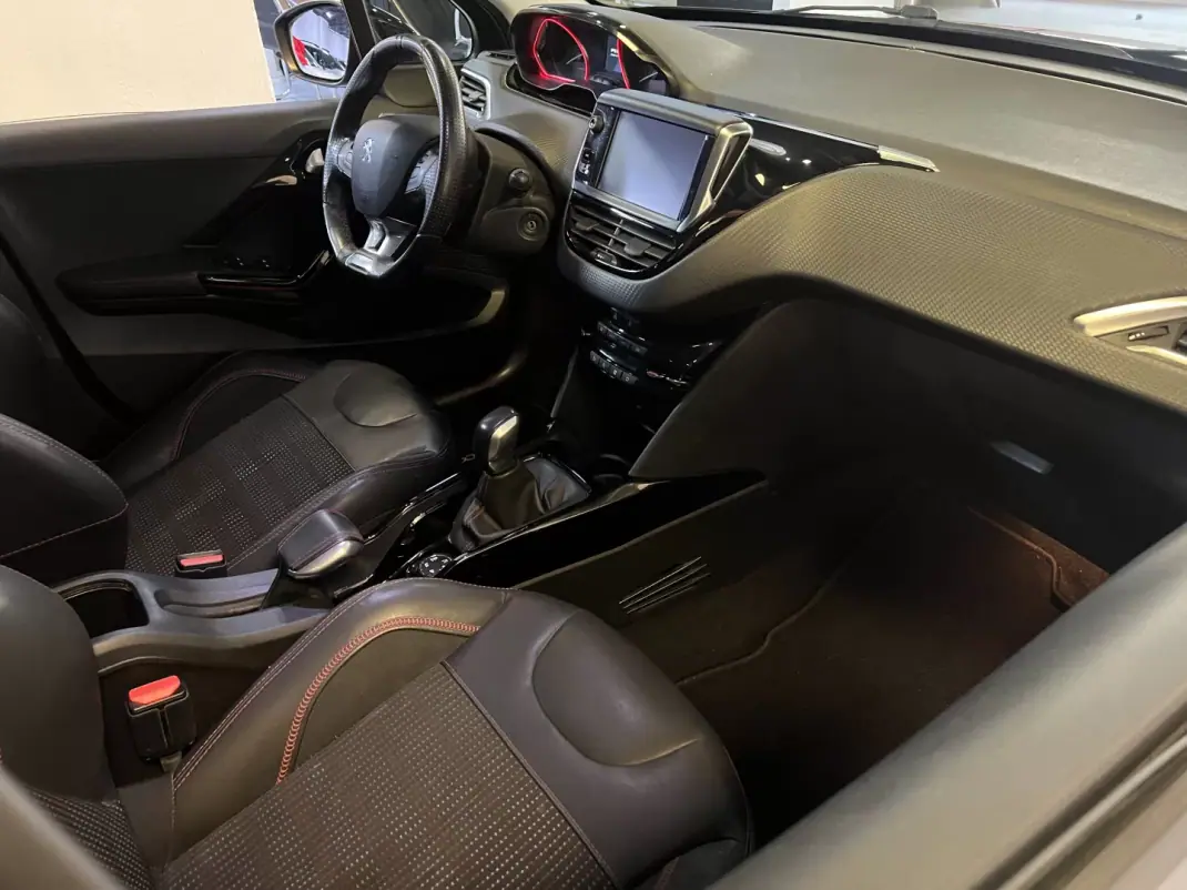 Peugeot 2008 2017 - 10990 EUR, 95000 km - 95000km - foto 7 de 43