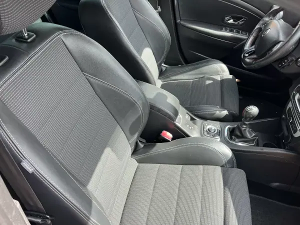 Renault Mégane Sport Tourer 2014 - 9500 EUR, 239995 km - AUTO.MOTO.pt - 239995km - foto 21 de 23