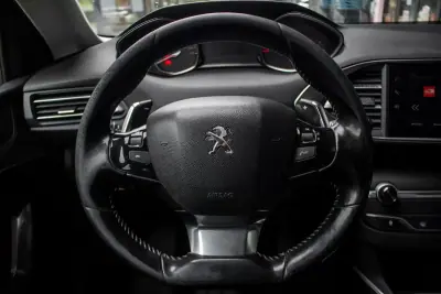 Peugeot 308 SW 2019 - 9800 EUR, 267684 km - AUTO.MOTO.pt - 267684km - foto 13 de 38