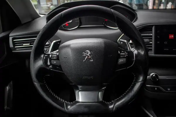 Peugeot 308 SW 2019 - 9800 EUR, 267684 km - AUTO.MOTO.pt - 267684km - foto 13 de 38