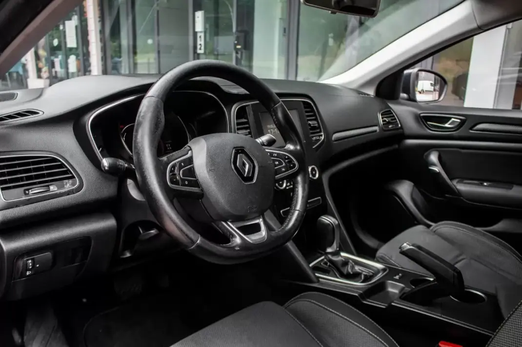 Renault Mégane Sport Tourer 2018 - 9990 EUR, 330112 km - AUTO.MOTO.pt - 330112km - foto 22 de 38