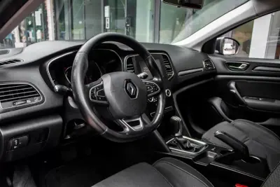 Renault Mégane Sport Tourer 2018 - 9990 EUR, 330112 km - AUTO.MOTO.pt - 330112km - foto 22 de 38