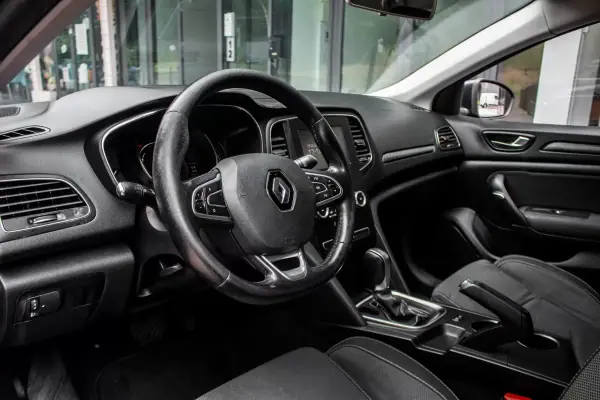 Renault Mégane Sport Tourer 2018 - 9990 EUR, 330112 km - AUTO.MOTO.pt - 330112km - foto 22 de 38