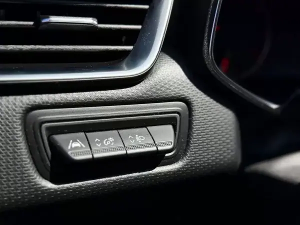 Renault Clio 2020 - 9990 EUR, 131695 km - AUTO.MOTO.pt - 131695km - foto 7 de 10