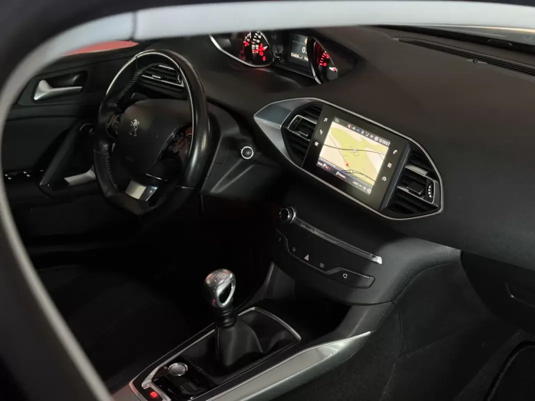 Peugeot 308 SW 2018 - 14990 EUR, 124838 km - AUTO.MOTO.pt - 124838km - foto 15 de 21