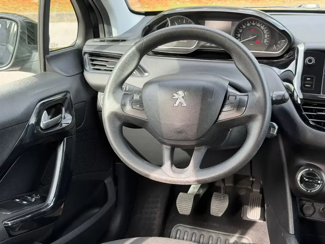 Peugeot 208 2015 - 7900 EUR, 173040 km - AUTO.MOTO.pt - 173040km - foto 17 de 25