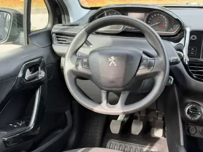 Peugeot 208 2015 - 7900 EUR, 173040 km - AUTO.MOTO.pt - 173040km - foto 17 de 25