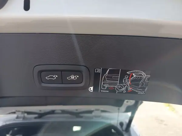 Volvo XC 40 2020 - 23990 EUR, 116700 km - AUTO.MOTO.pt - 116700km - foto 14 de 26