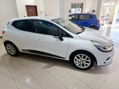 Renault Clio 2019 - 10990 EUR, 99000 km - AUTO.MOTO.pt - 99000km - foto 8 de 24