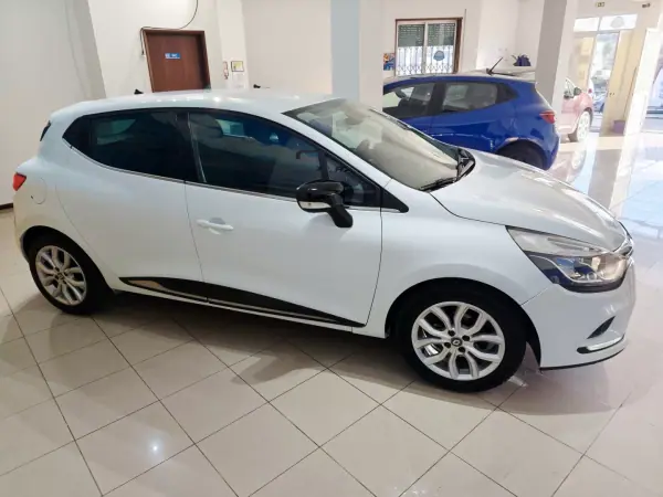 Renault Clio 2019 - 10990 EUR, 99000 km - AUTO.MOTO.pt - 99000km - foto 8 de 24