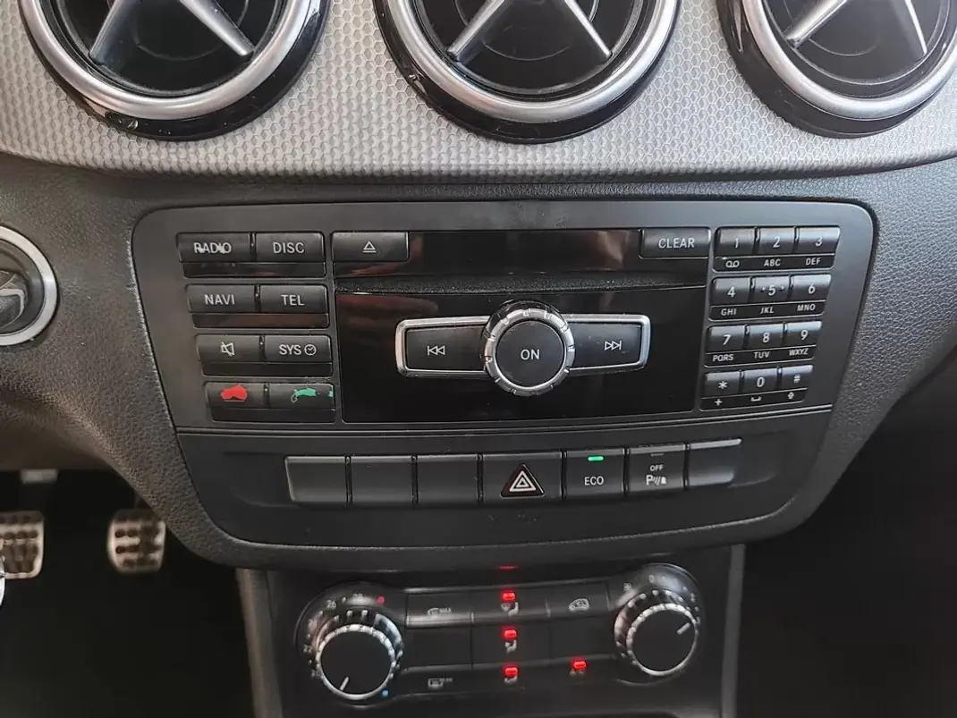 Mercedes-Benz B 180 2012 - 10950 EUR, 220000 km - AUTO.MOTO.pt - 220000km - foto 28 de 32