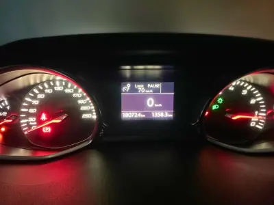 Peugeot 308 2014 - 8990 EUR, 180724 km - AUTO.MOTO.pt - 180724km - foto 25 de 34