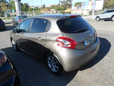 Peugeot 208 2013 - 9900 EUR, 99398 km - AUTO.MOTO.pt - 99398km - foto 6 de 12