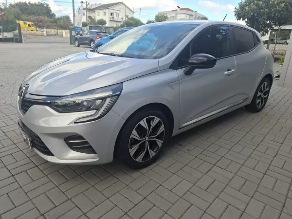 Renault Clio 2023 — photo 2 of 36