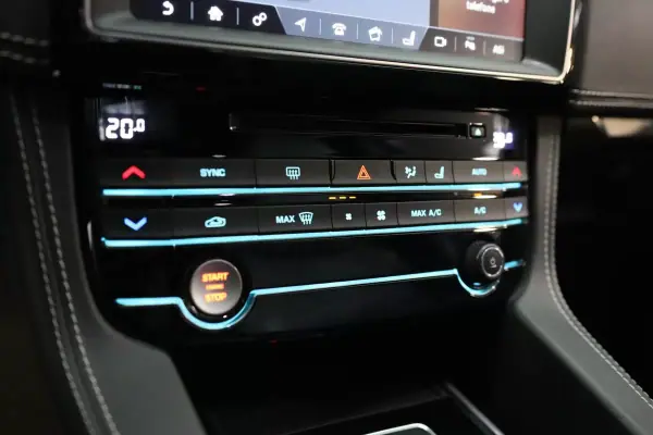 Jaguar F-Pace 2018 - 33900 EUR, 70000 km - AUTO.MOTO.pt - 70000km - foto 11 de 39