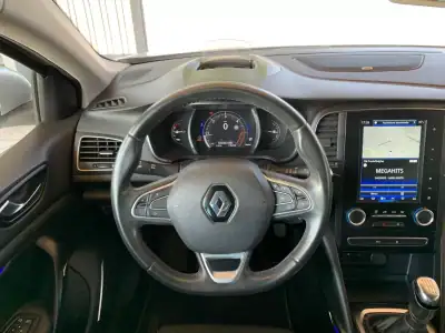 Renault Mégane 2017 - 16750 EUR, 88269 km - AUTO.MOTO.pt - 88269km - foto 12 de 35