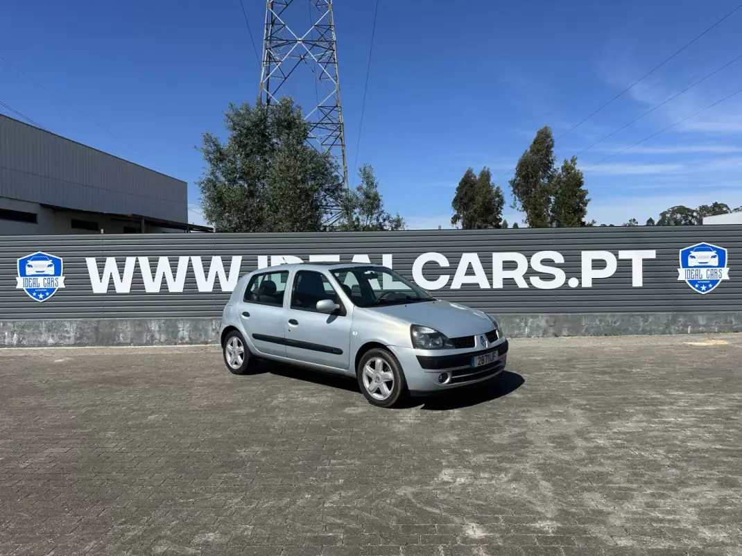 Renault Clio 2002 - 2750 EUR, 240000 km - AUTO.MOTO.pt - 240000km - foto 1 de 25