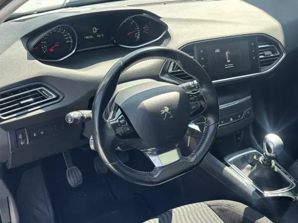 Peugeot 308 SW 2015 - 7500 EUR, 178000 km - AUTO.MOTO.pt - 178000km - foto 9 de 19