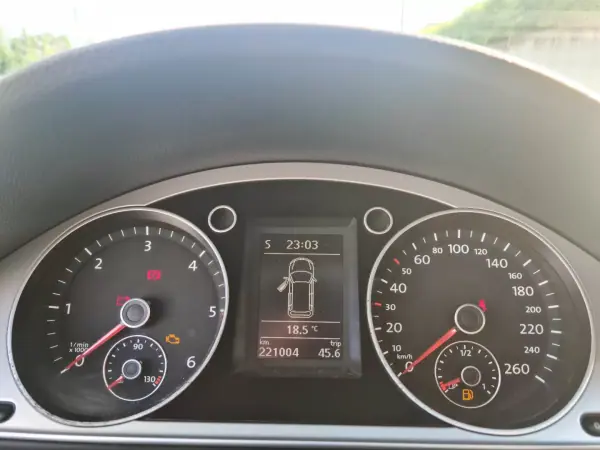 Volkswagen Passat Variant 2014 - 10750 EUR, 222000 km - AUTO.MOTO.pt - 222000km - foto 10 de 26