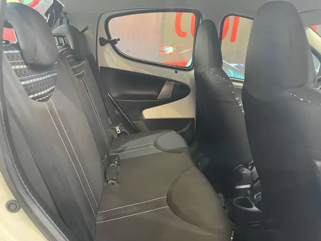 Citroën C1 2014 - 6750 EUR, 105000 km - AUTO.MOTO.pt - 105000km - foto 26 de 32