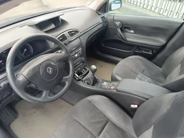 Renault Laguna 2007 - 3500 EUR, 230000 km - AUTO.MOTO.pt - 230000km - foto 22 de 23