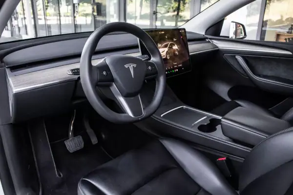 Tesla Model Y 2023 - 37900 EUR, 74250 km - AUTO.MOTO.pt - 74250km - foto 19 de 40
