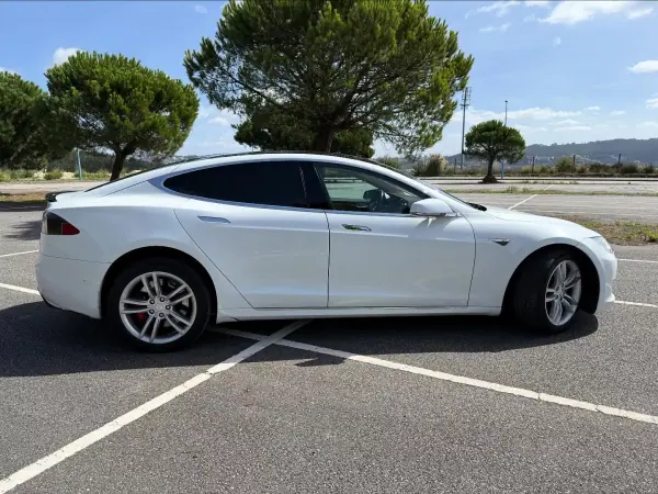 Tesla Model S 2015 - 27500 EUR, 162000 km - AUTO.MOTO.pt - 162000km - foto 8 de 21