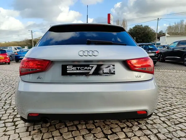 Audi A1 2010 - 11990 EUR, 196000 km - AUTO.MOTO.pt - 196000km - foto 6 de 17