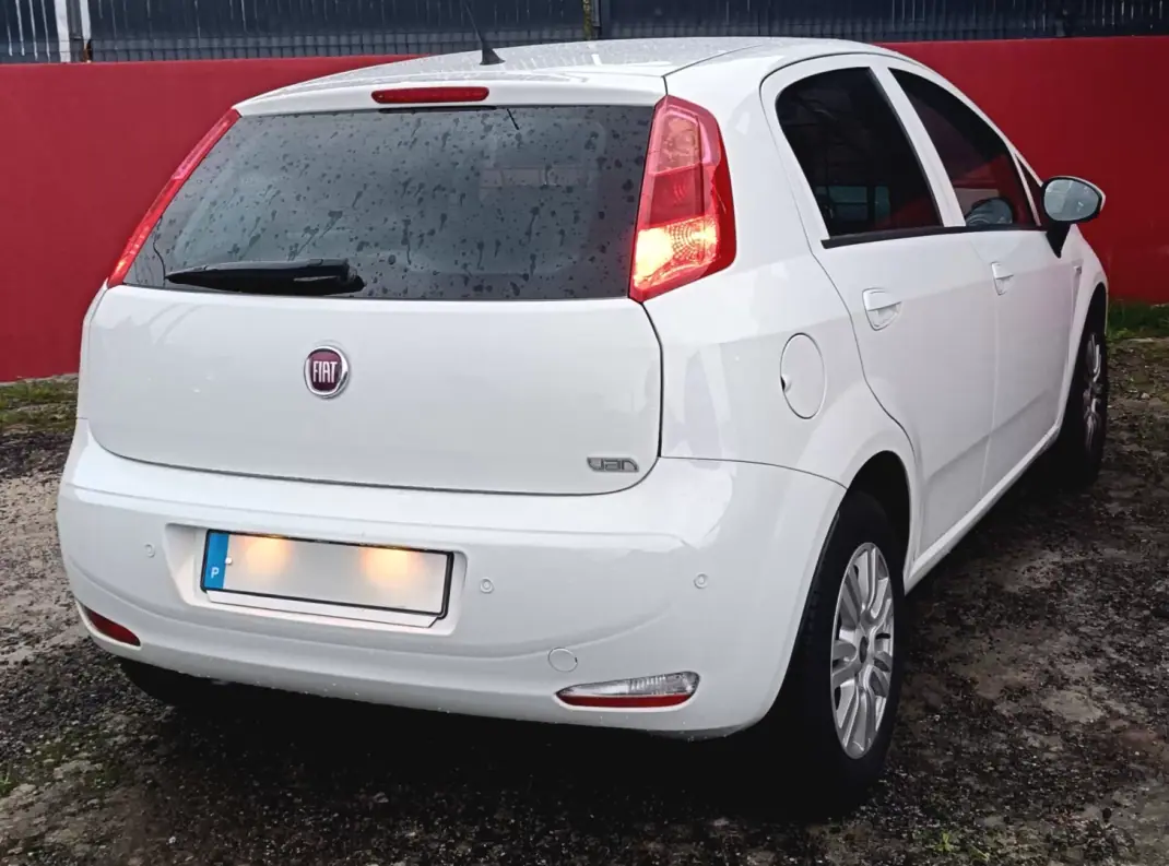 Fiat Punto 2018 - 8750 EUR, 154000 km - AUTO.MOTO.pt - 154000km - foto 16 de 18