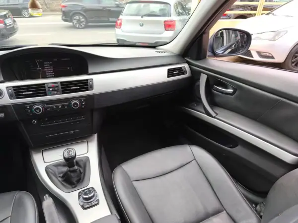 BMW 318 2010 - 8900 EUR, 360000 km - AUTO.MOTO.pt - 360000km - foto 23 de 27