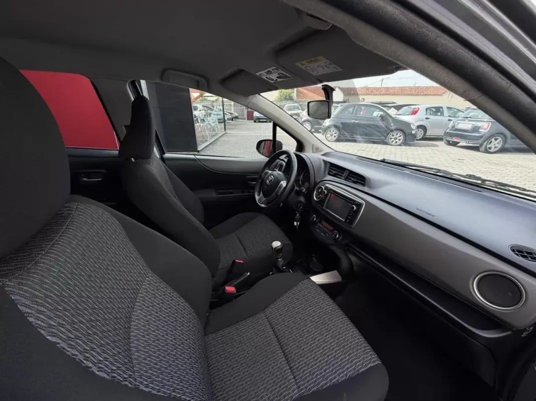 Toyota Yaris 2014 - 13500 EUR, 125000 km - AUTO.MOTO.pt - 125000km - foto 20 de 21