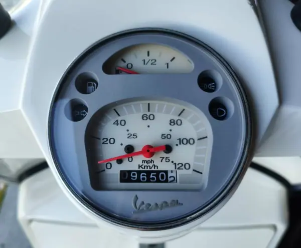 Piaggio Vespa 2013 - 5450 EUR, 9000 km - AUTO.MOTO.pt - 9000km - foto 6 de 6