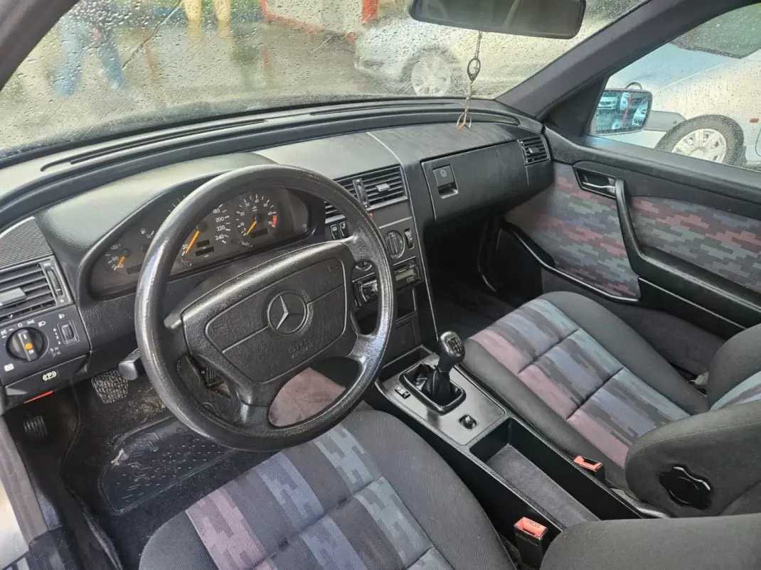 Mercedes-Benz C 180 1993 - 3990 EUR, 183000 km - AUTO.MOTO.pt - 183000km - foto 6 de 19