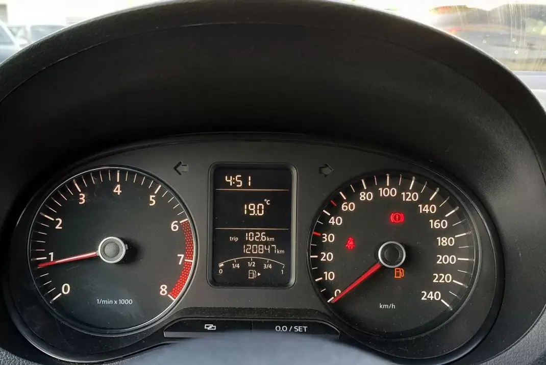 Volkswagen Polo 2011 - 7490 EUR, 120850 km - AUTO.MOTO.pt - 120850km - foto 4 de 21