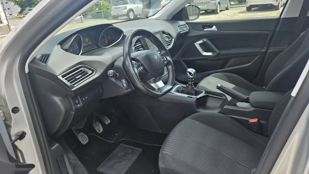 Peugeot 308 SW 2014 - 11750 EUR, 214000 km - 214000km - foto 5 de 7