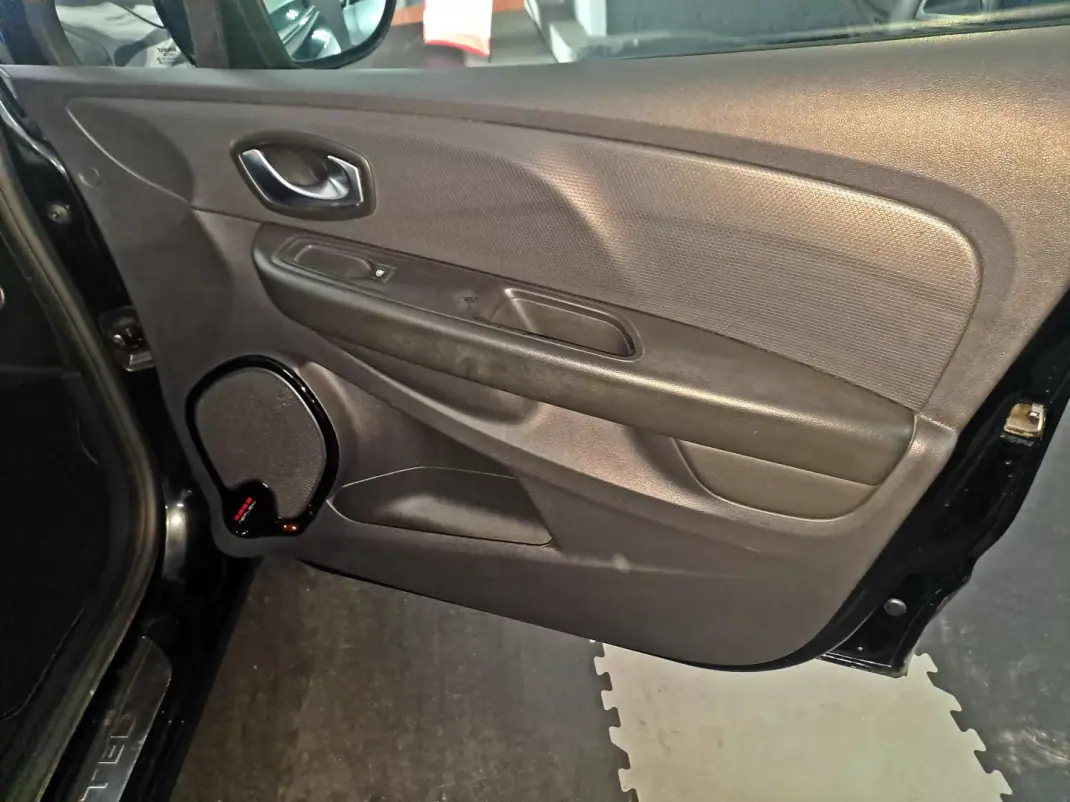 Renault Clio Sport Tourer 2020 - 9990 EUR, 120000 km - AUTO.MOTO.pt - 120000km - foto 20 de 22