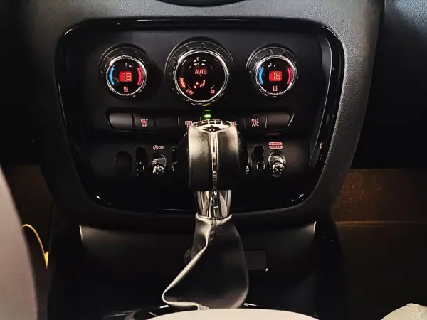 MINI Clubman 2019 - 18500 EUR, 43000 km - AUTO.MOTO.pt - 43000km - foto 28 de 35