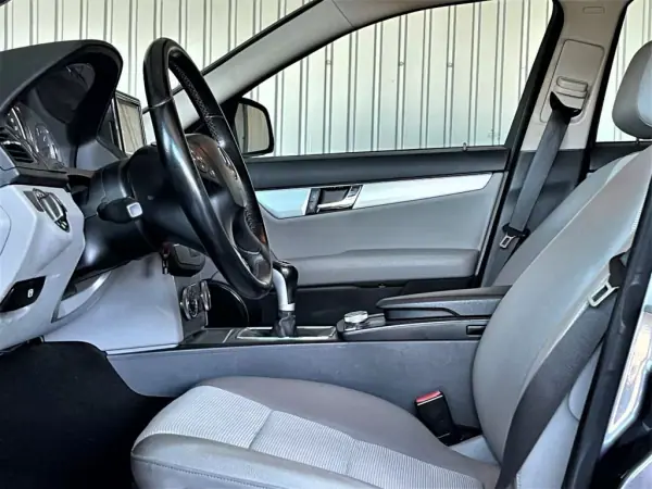 Mercedes-Benz C 220 2008 - 13990 EUR, 231000 km - AUTO.MOTO.pt - 231000km - foto 26 de 42