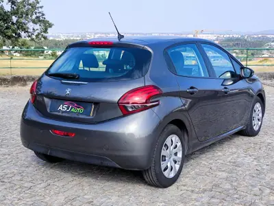 Peugeot 208 2019 - 8250 EUR, 213927 km - AUTO.MOTO.pt - 213927km - foto 6 de 22
