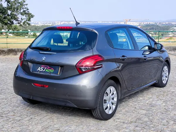 Peugeot 208 2019 - 8250 EUR, 213927 km - AUTO.MOTO.pt - 213927km - foto 6 de 22